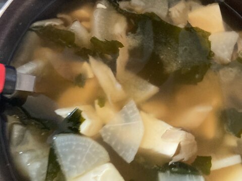 舞茸と大根と豆腐わかめ味噌汁